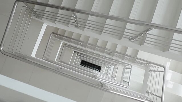 Vista de gran angular de las escaleras en apartamento moderno, vista de arriba, nadie, arquitectura de patr&oacute;n abstracto.
