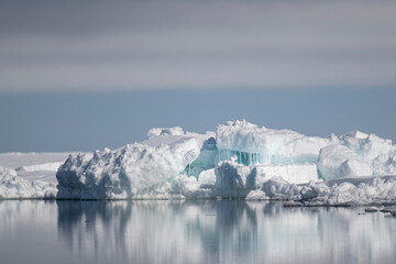Obraz premium Canadian high arctic iceberg on the floe edge of Baffin Bay