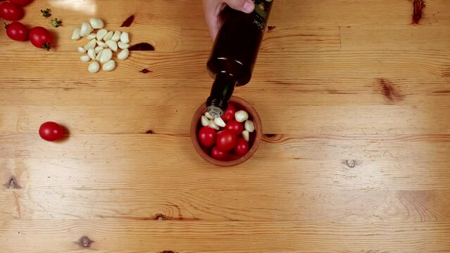 cooking, chef, kitchen, food, tomato, garlic, olive oil, clay plate, spices, throw, prepare, cook, video, medyapoz, enes erkut