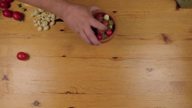 cooking, chef, kitchen, food, tomato, garlic, olive oil, clay plate, spices, throw, prepare, cook, video, medyapoz, enes erkut

kitchen work, kitchen life, food preparation,