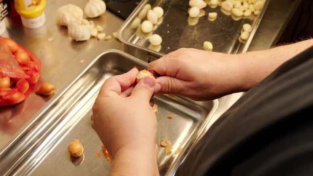 kitchen, chef, cooking, food, onion, onion skins, hands, chopping, meal, preparation, video, medyapoz, enes erkut chef