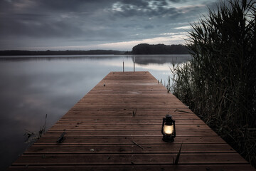 Steg - See - Wasser - Laterne - Lampe - Öllampe - Bootssteg -  Jetty  - Seascape - Morgens -...