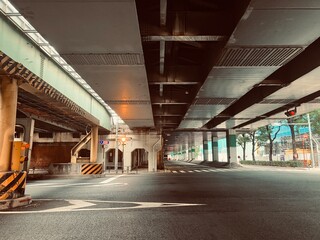 早朝の東京駅の高架下の風景
