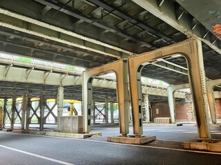 早朝の東京駅の高架下の風景