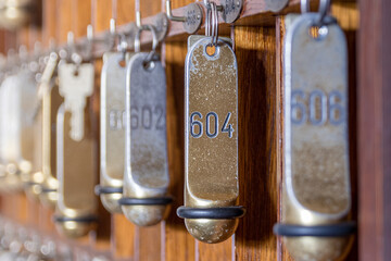 Bild von typischen alten Hotelschlüsseln an einer Rezeption mit beidseitigem Schärfeverlauf