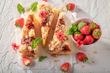 Sweet and tasty strawberry cake made of yeast dough.