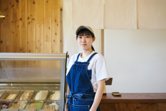 ジェラート店の日本人女性店員