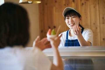 ジェラート店の日本人女性店員