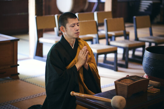 朝のお勤めをする日本人僧侶
