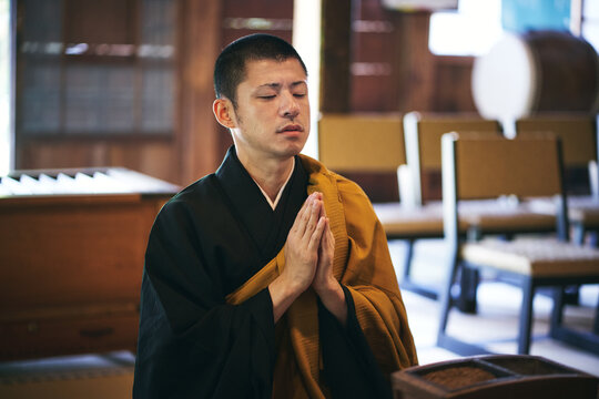 朝のお勤めをする日本人僧侶