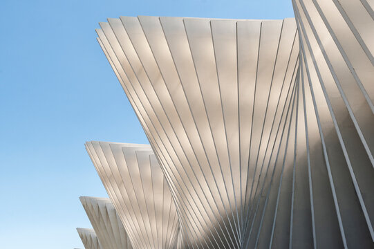  Reggio Emilia, Italia, Stazione ferroviaria - 01 Settembre 2020:.Stazione ferroviaria Mediopadana progettata dal famoso architetto Calatrava. Linee, grafica, struttura affascinante.