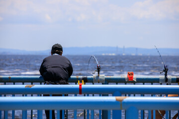横浜港の海釣り公園で釣りを楽しむ人