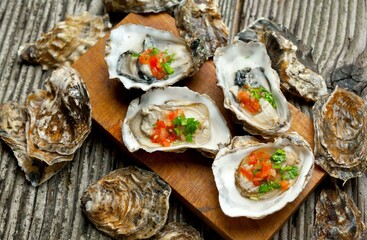 Sensory Delight: Exquisite Close-Up of Fresh Raw Oysters in Shell, Captured in 4K Resolution