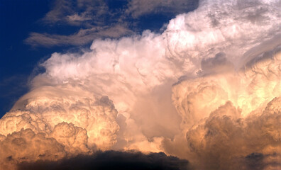 Obraz na płótnie Canvas cumolo di nubi al tramonto prima di un temporale