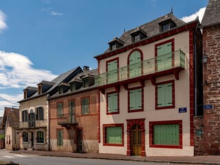 Obraz premium Häuser in der Altstadt von Meyssac in Nouvelle-Aquitaine in Frankreich