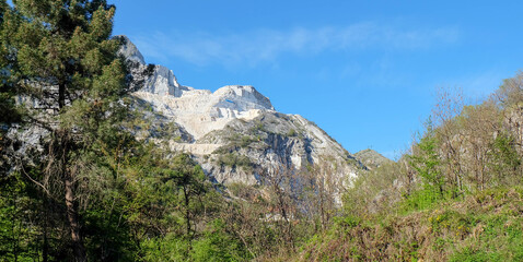 Fototapeta na wymiar Carrara Marmor Abbaugebiet am Berg in Italien