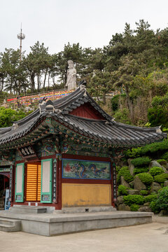 temple Haedong Yonggungsa, &agrave; Busan en Cor&eacute;e du sud.
Temple bouddhiste historique construit au XIVe si&egrave;cle et offrant une vue panoramique sur la mer.