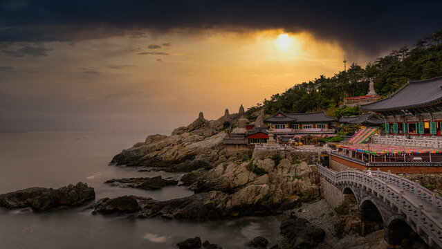 temple Haedong Yonggungsa, &agrave; Busan en Cor&eacute;e du sud.
Temple bouddhiste historique construit au XIVe si&egrave;cle et offrant une vue panoramique sur la mer.