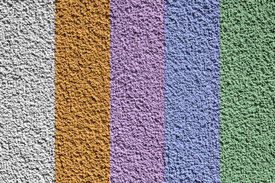 Putz einer Hausfassade als Muster in verschiedenen Farben