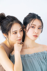 女性二人の美容イメージ　スキンケア　エステサロン