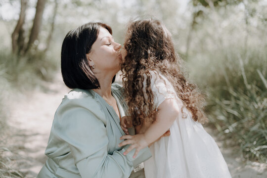 Mutter und Tochter k&uuml;ssen sich