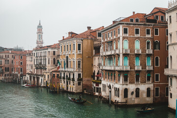 Fototapeta na wymiar Venice's Grand Canal, veiled in morning mist from Rialto Bridge. A poetic scene blending ancient architecture with ethereal beauty.