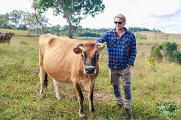 牛と対面するオーストラリアの農夫