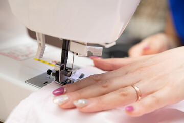 ミシンを使う女性の手元