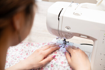 ミシンを使う女性の手元