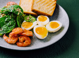 Grilled shrimps and fresh vegetable salad and egg