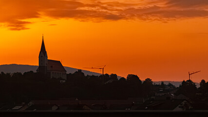 Obraz premium Sunrise with a church silhouette near Hengersberg, Bavaria, Germany