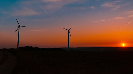 Obraz premium Sunset with wind power plant silhouettes near Kugl, Simbach, Dingolfing-Landau, Bavaria, Germany