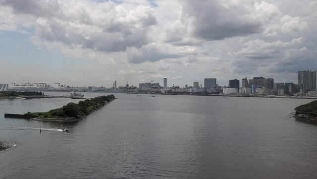 東京湾に浮かぶ古い防波堤を臨む風景。