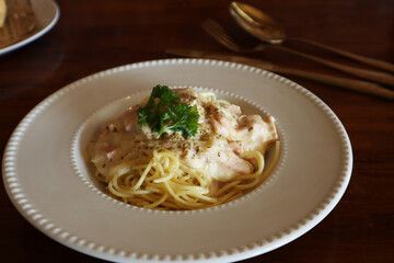 Spaghetti carbonara with ham