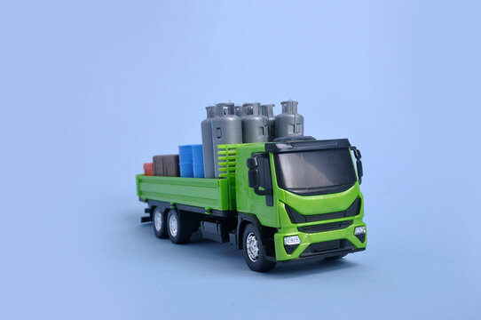 caminhão  carregado de brinquedo em fundo azul 