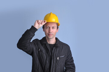 homem de negócios de construção civil, engenheiro com caparede amarelo apontando para idéia de...