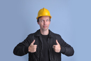 homem de negócios de construção civil, engenheiro com caparede amarelo apontando para idéia de...