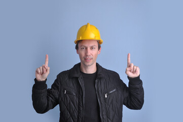 homem de negócios de construção civil, engenheiro com caparede amarelo apontando para idéia de...