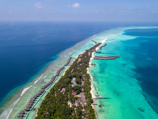Drohnenaufnahme einer Luxusresortinsel auf den Malediven, Kuramathi Island Resort
