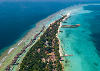 Drohnenaufnahme einer Luxusresortinsel auf den Malediven, Kuramathi Island Resort
