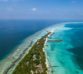 Drohnenaufnahme einer Luxusresortinsel auf den Malediven, Kuramathi Island Resort