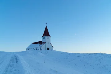 Fotobehang アイスランド　ヴィークの教会 Church of Vik in Iceland © Bertele