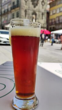 verre de bi&egrave;re sur une table de terrasse de caf&eacute;,  place Ribeira dans la ville de Porto	
