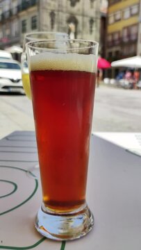 verre de bi&egrave;re sur une table de terrasse de caf&eacute;,  place Ribeira dans la ville de Porto	
