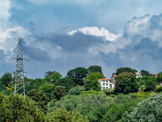 Strommasten an der kroatischen K&uuml;ste