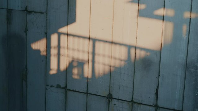 歩道橋の影