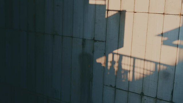 歩道橋の影