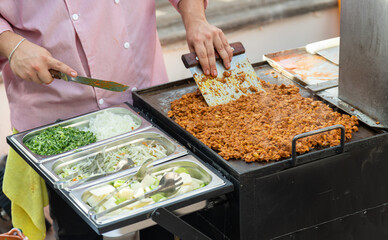 parrillero con carne para tacos al pastor  y verduras 