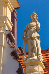 Figura na budynku Domu Wagi Miejskiej w Nysie. - obrazy, fototapety, plakaty