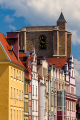Kamienice mieszczańskie i dzwonnica bazyliki w Nysie. © Jacek